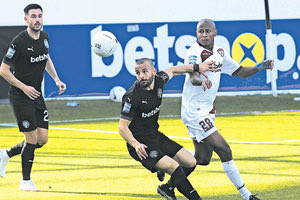 Ουές και Ακούνια σε φάση από το ματς ΟΦΗ – Λάρισα