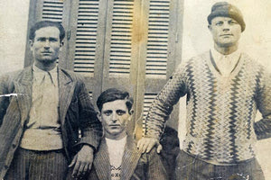 Από αριστερά: Γιώργης Κουμπενάκης, ο αδελφός του Μανόλης και ο Γιώργης Κουβάκης