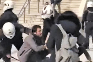 H απρόκλητη επίθεση της ΕΛ.ΑΣ. στην πλατεία Νέας Σμύρνης