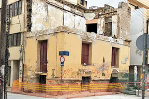 Ο ετοιμόρροπος όροφος του διατηρητέου κτίσματος στη διασταύρωση των οδών Σμύρνης και Γιαννιτσών
