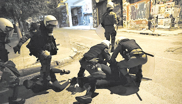 περιστατικό αστυνομικής βίας στον ξυλοδαρμό της Νέας Σμύρνης 