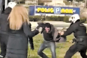 η βίαιη επίθεση στην πλατεία Νέας Σμύρνης