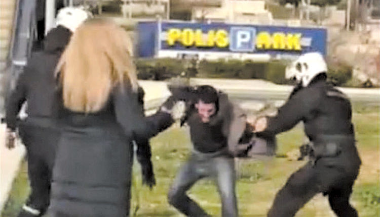 η βίαιη επίθεση στην πλατεία Νέας Σμύρνης
