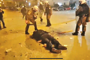 Ο πεσμένος αστυνομικός που δέχτηκε την επίθεση κουκουλοφόρου