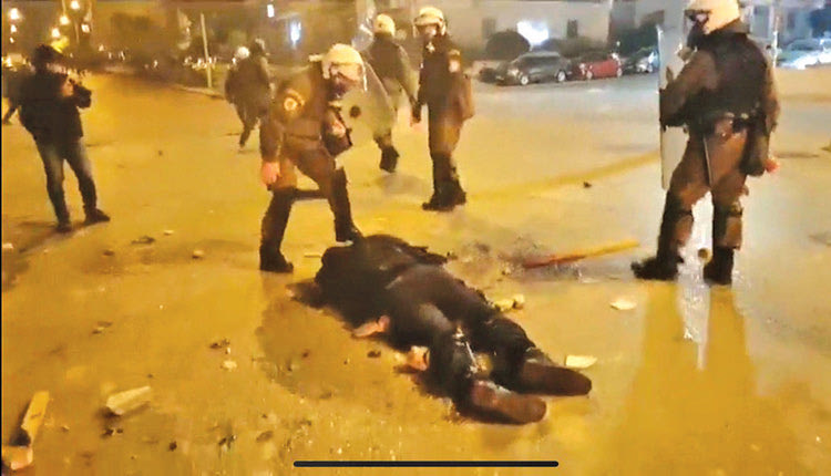 Ο πεσμένος αστυνομικός που δέχτηκε την επίθεση κουκουλοφόρου