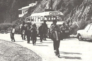 Η φωτογραφία της ημέρας: To λεωφορείο που μεταφέρει μαθητές από την Άρβη