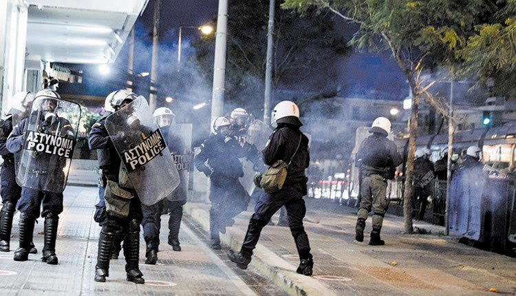 αστυνομικοί στα επεισόδια της Νέας Σμύρνης
