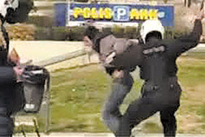 ο ανθυπαστυνόμος που φάνηκε σε βίντεο να ξυλοκοπά άγρια πολίτη στη Νέα Σμύρνη