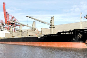 πλοίο παραμένει ακινητοποιημένο στους Καλούς Λιμένες