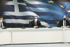 το οικονομικό επιτελείο της κυβέρνησης με τον Χρήστο Σταϊκούρα και τον Θεόδωρο Σκυλακάκη