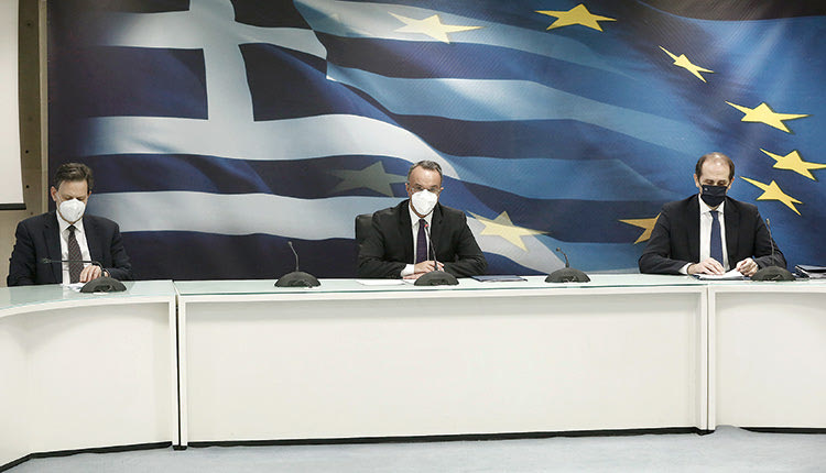 το οικονομικό επιτελείο της κυβέρνησης με τον Χρήστο Σταϊκούρα και τον Θεόδωρο Σκυλακάκη
