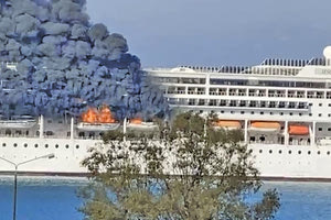 Φωτιά στο κρουαζιερόπλοιο MSC Lirica  που βρίσκεται ελλιμενισμένο στο λιμάνι της Κέρκυρας.