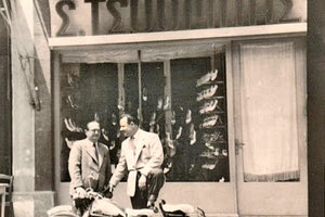 H φωτογραφία της ημέρας: Ο υποδηματοποιός  Στέλιος Τσούμπας με τον τυπογράφο Καζανάκη