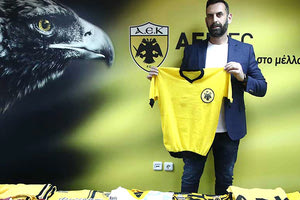 Ο Ηρακλειώτης Μάνος Τζανακάκης με τις φανέλες που δώρισε στο μουσείο της ΑΕΚ