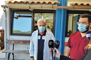 Οι γιατροί και το προσωπικό του Κέντρου Υγείας Χάρακα μετά το ατύχημα στη Λιγόρτυνο