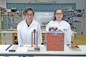 Στα αριστερά η Δάφνη Σιδεράκη και στα δεξιά η Ανθή Κοσμά