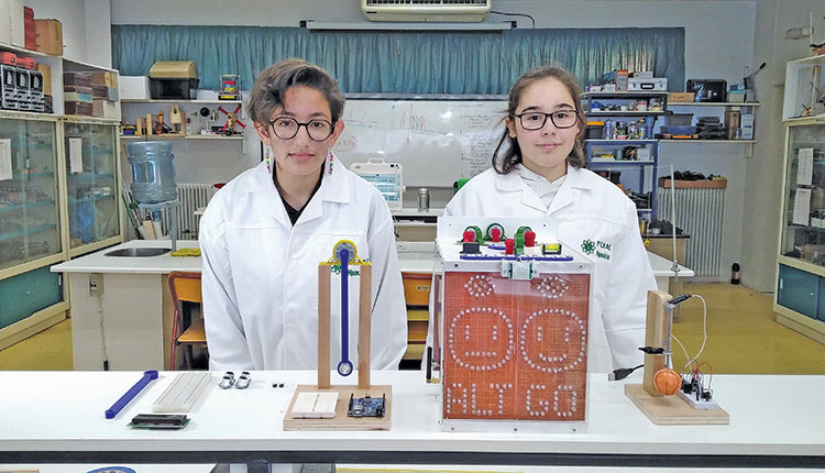 Στα αριστερά η Δάφνη Σιδεράκη και στα δεξιά η Ανθή Κοσμά