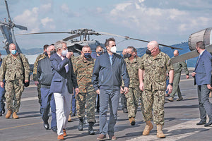 ο πρωθυπουργός Κυριάκος Μητσοτάκης επισκέφθηκε το αμερικανικό αεροπλανοφόρο «Αϊζενχάουερ»