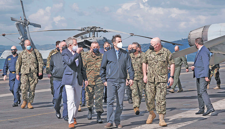 ο πρωθυπουργός Κυριάκος Μητσοτάκης επισκέφθηκε το αμερικανικό αεροπλανοφόρο «Αϊζενχάουερ»