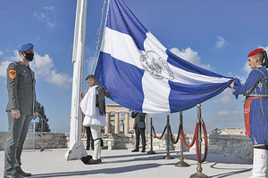 Η τελετή έπαρσης της ελληνικής σημαίας στον ιερό βράχο της Ακρόπολης