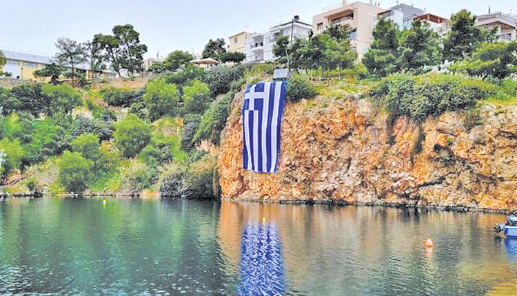 Μια σημαία στη λίμνη Αγίου Νικολάου