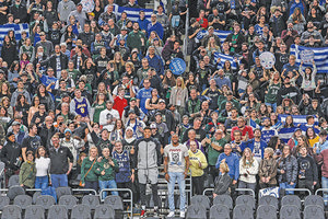 Ο Γιάννης Αντετοκούνμπο με τους Έλληνες φιλάθλους των Μπακς