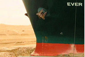 Tο γιγαντιαίο πλοίο Ever Given παραμένει καθηλωμένο ανάμεσα στις δύο όχθες της διώρυγας του Σουέζ