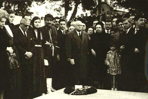 H φωτογραφία της ημέρας: 1958. Αριστοτέλης Ωνάσης στο μνημόσυνο του Ελευθερίου Βενιζέλου