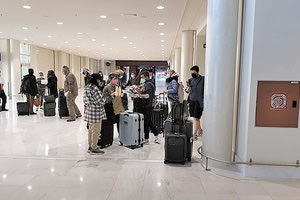 Οι πρώτες αφίξεις τουριστών στην Κρήτη στο αεροδρόμιο «Νίκος Καζαντζάκης»