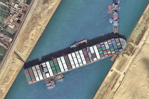 εγκλωβισμένo κάθετα στην διώρυγα του Σουέζ το τεράστιο Ever Green