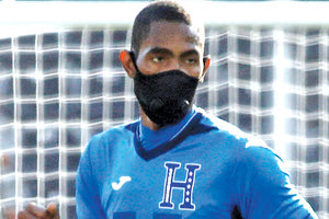 Ο Τζέρι Μπένγκτσον της Ονδούρας αγωνίστηκε φορώντας μάσκα