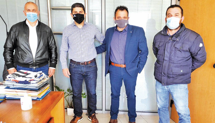 Ο κ. Αυγενάκης με τον πρόεδρο του ΠΑΟΚ κ. Μπουμάκη και παράγοντες του σωματείου