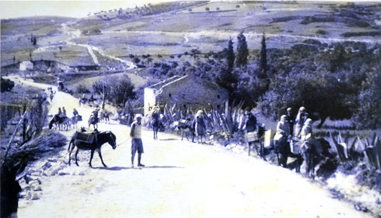 1942. Καταναγκαστική εργασία γυναικών και ανδρών, στον δρόμο από Καστέλλι Πεδιάδος προς Ηράκλειο