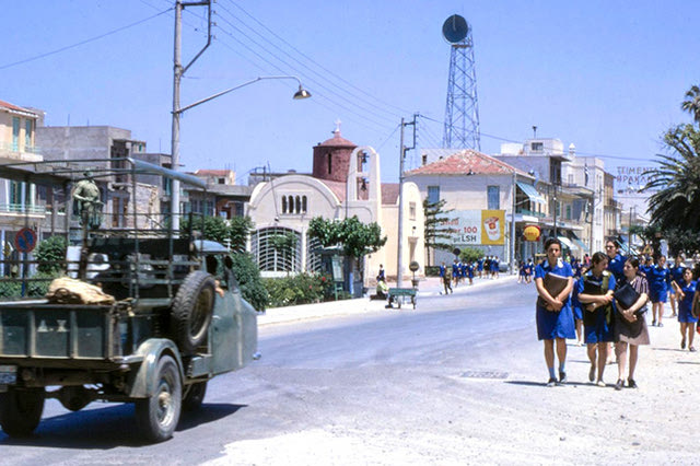 H φωτογραφία της ημέρας: Ρέθυμνο 1971. Mαθήτριες με την ποδιά