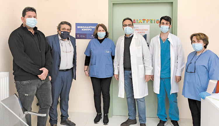 Περιοδεία Ηγουμενίδη σε εμβολιαστικό κέντρο