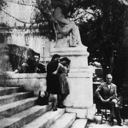 Ένας Γερμανός καβάλα στο άγαλμα του Κοραή μπρος στο Πανεπιστήμιο