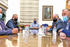 Με επιχειρηματίες και ιδιοκτήτες ΤΑΧΙ συναντήθηκε ο Αρναουτάκης