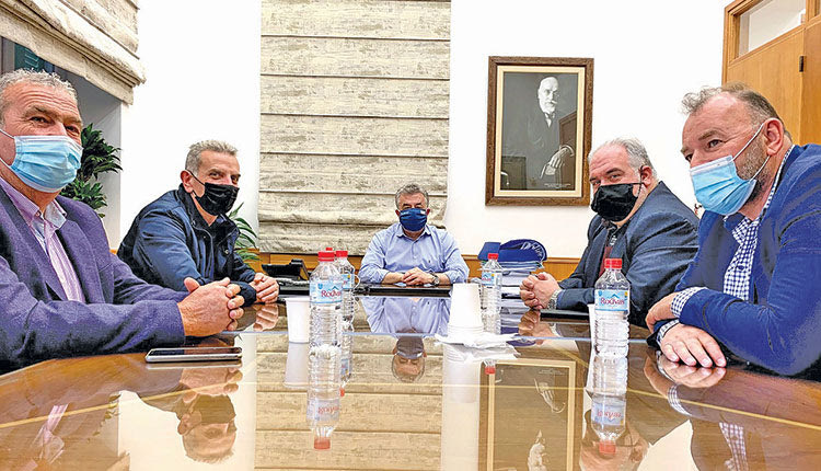 Με επιχειρηματίες και ιδιοκτήτες ΤΑΧΙ συναντήθηκε ο Αρναουτάκης