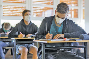 υποψήφιοι των Πανελλαδικών εξετάσεων με μάσκες