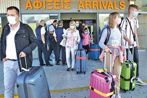 ΑΕΡΟΔΡΟΜΙΟ ΗΡΑΚΛΕΙΟΥ επιβάτες πτήσης με μάσκες