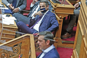 Σε μετωπική κόντρα οδηγήθηκαν για μία ακόμα φορά στη Βουλή οι πολιτικοί αρχηγοί κυβέρνησης και αξιωματικής αντιπολίτευσης Κυριάκο Μητσοτάκη και Αλέξη Τσίπρα για τις ΑΟΖ