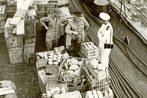 H φωτογραφία της ημέρας: 1940. Mεταφέροντας προμήθειες στον κόλπο της Σούδας