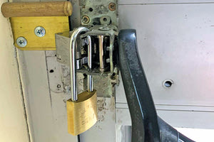 Αντιδράσεις στο ΠΑΓΝΗ μετά τα λουκέτα στις εισόδους