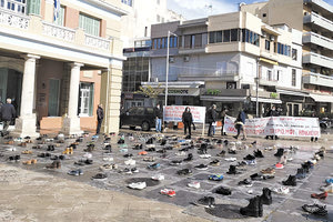 Δεκάδες άδεια παπούτσια στο πλαίσιο μιας διαφορετικής διαμαρτυρίας που πραγματοποίησε η Ομοσπονδία Επαγγελματιών Βιοτεχνών και Εμπόρων νομού Ηρακλείου