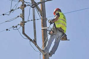 εργασίες σε κολόνα της ΔΕΗ