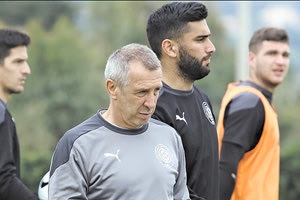 Νίκος Νιόπλιας στην προπόνηση του ΟΦΗ