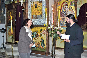 Η Εύα Καπελλάκη-Κοντού με τον π. Αρσένιο Προκοπάκη στον ιερό Ναό της Παναγίας της Παληανής