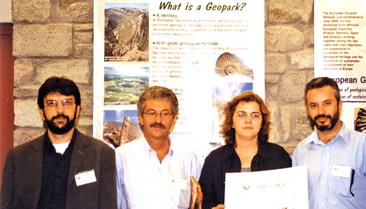 Ιστορική αναμνηστική φωτογραφία των εκπροσώπων του γεωπάρκου Ψηλορείτη στην απονομή διπλώματος