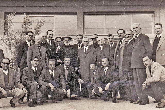 H φωτογραφία της ημέρας: 1964. Χανιά. Ο Σοφοκλής Βενιζέλος με κοινοτάρχες της περιοχής