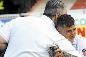 Ο Μπούσης αγκαλιάζει τον «χρυσό» σκόρερ του ΟΦΗ Σολίς